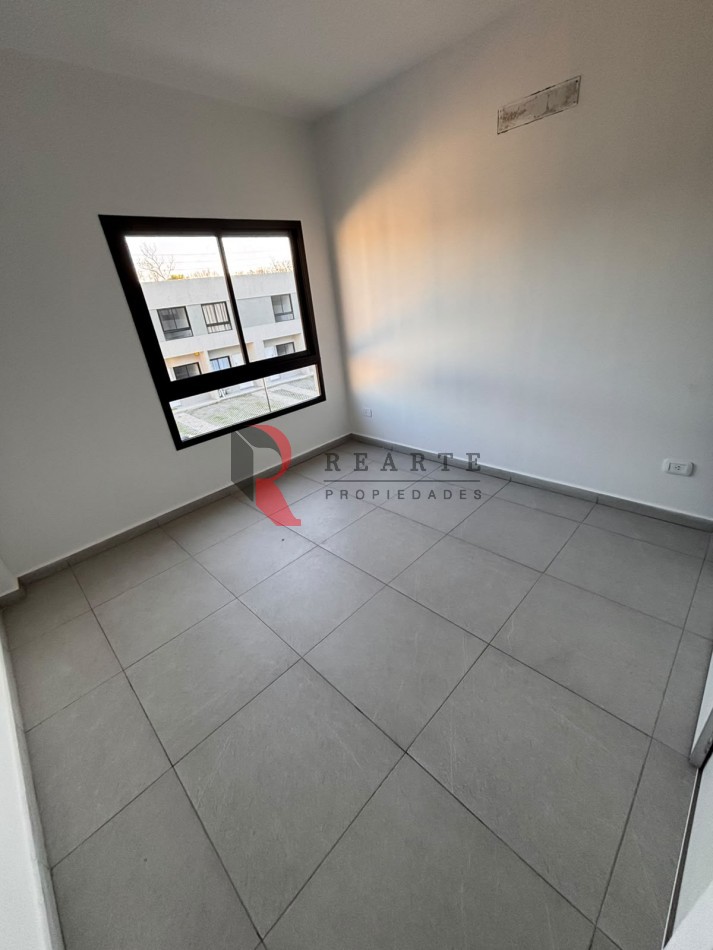 DUPLEX 3 AMBIENTES CON PATIO Y ESPACIO VEHICULAR 