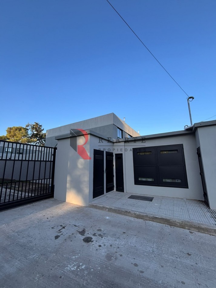DUPLEX 3 AMBIENTES CON PATIO Y ESPACIO VEHICULAR 