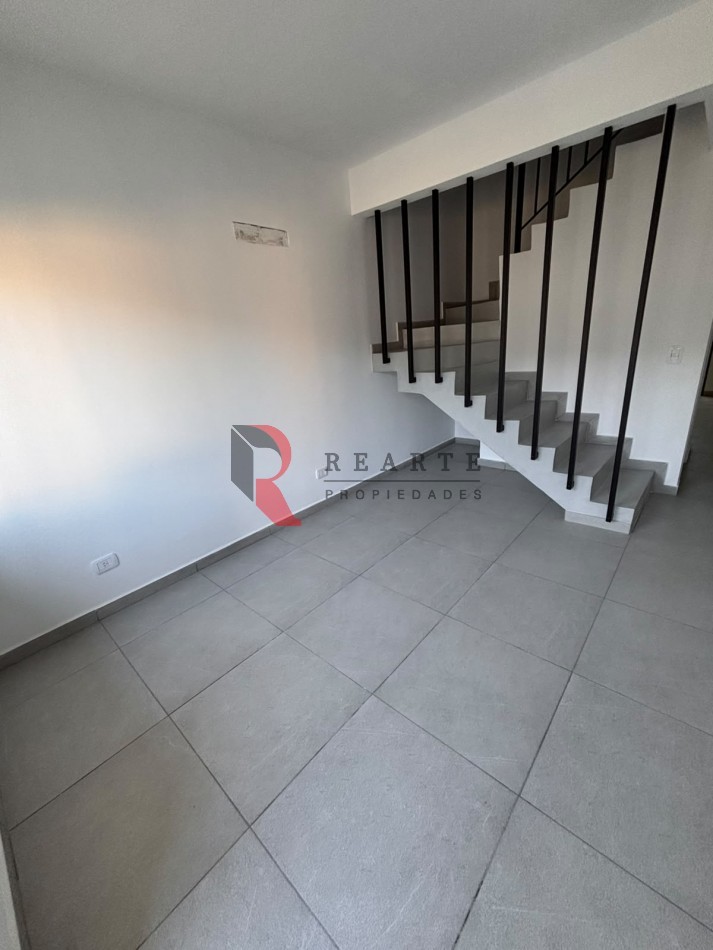 DUPLEX 3 AMBIENTES CON PATIO Y ESPACIO VEHICULAR 