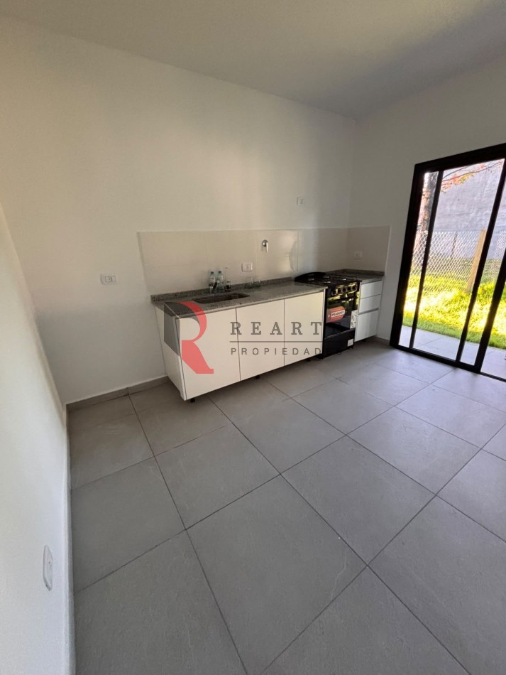 DUPLEX 3 AMBIENTES CON PATIO Y ESPACIO VEHICULAR 