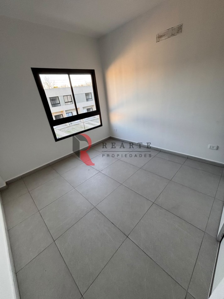 DUPLEX 3 AMBIENTES CON PATIO Y ESPACIO VEHICULAR 