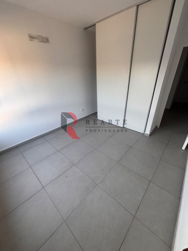 DUPLEX 3 AMBIENTES CON PATIO Y ESPACIO VEHICULAR 