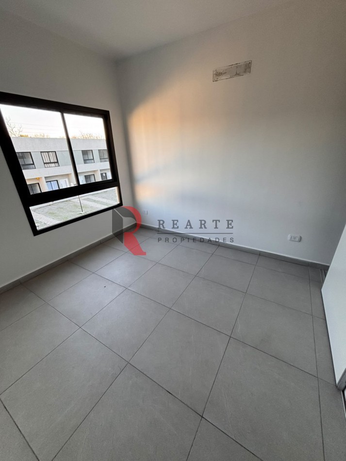 DUPLEX 3 AMBIENTES CON PATIO Y ESPACIO VEHICULAR 